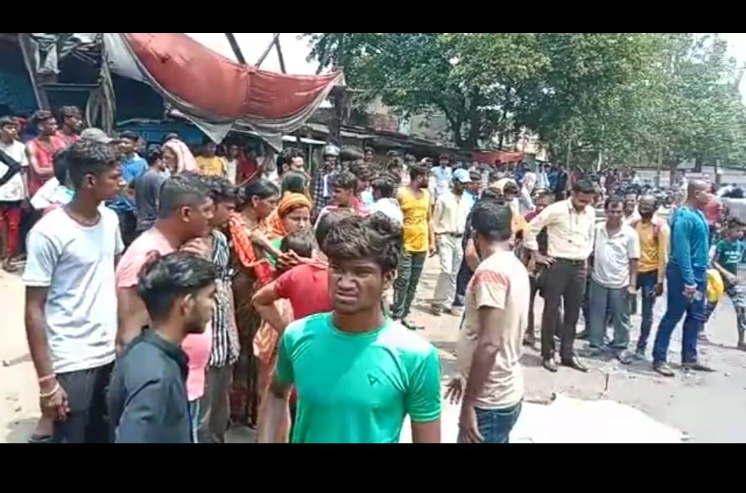 DHANBAD: तेज रफ्तार हाईवा ने ली फिर एक जान,  विरोध में सड़क जाम 