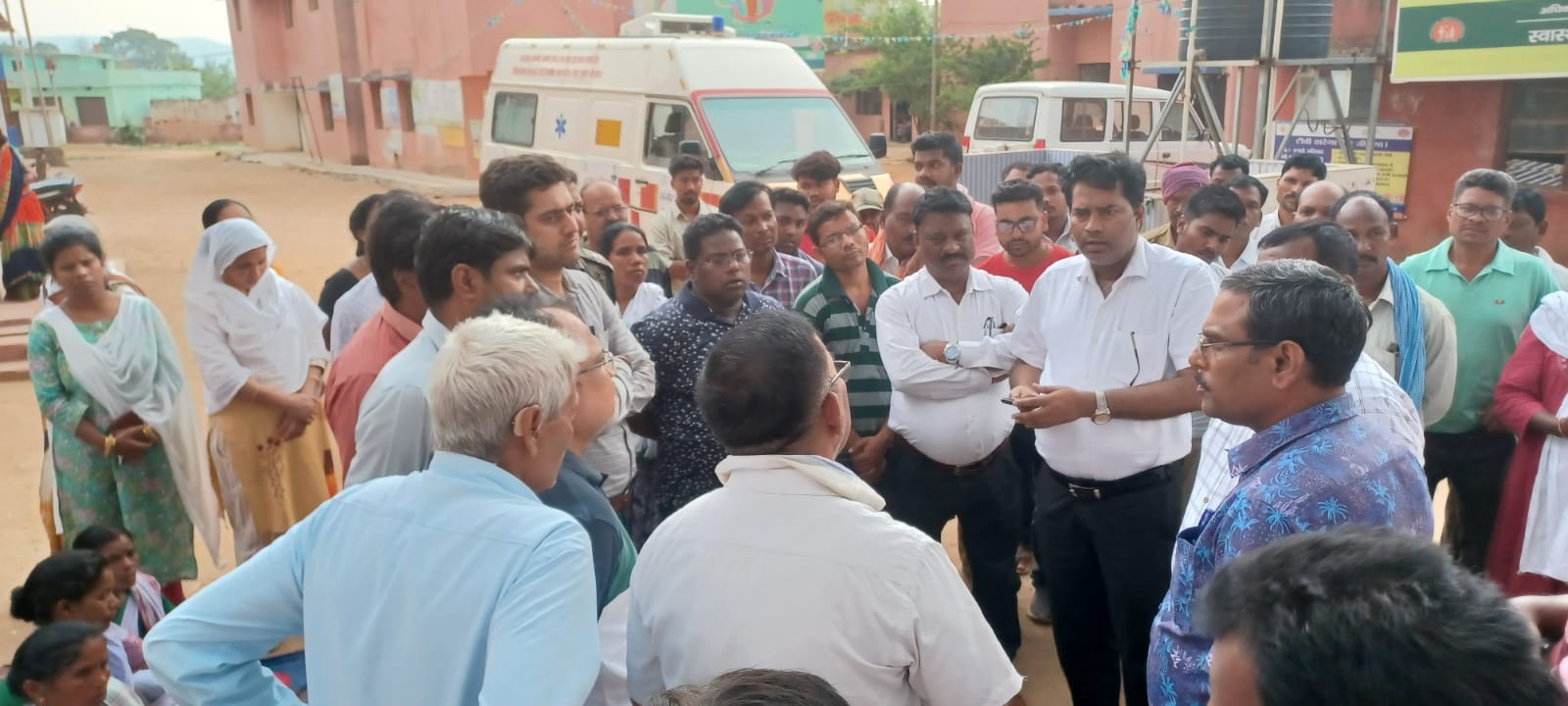 एएनएम कर्मी की मौत से गुस्साये स्वास्थ्यकर्मियों ने किया सड़क जाम, बीडीओ और सीओ के समझने के बाद हटे  