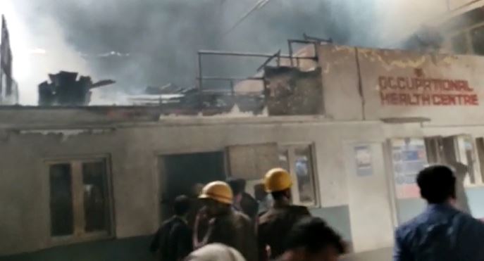 पश्चिम बंगाल हावड़ा के एक पेंट कारखाने मे लगी आग, 18 लोग झुलसे