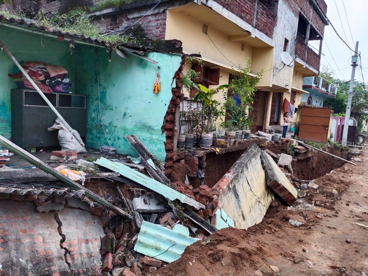 सड़क खोदने के दौरान  लापरवाही , नाले में जमींदोज हुआ मकान