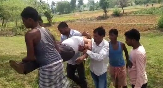 पेड़ से लटका मिला शव, पुलिस जांच में जुटी