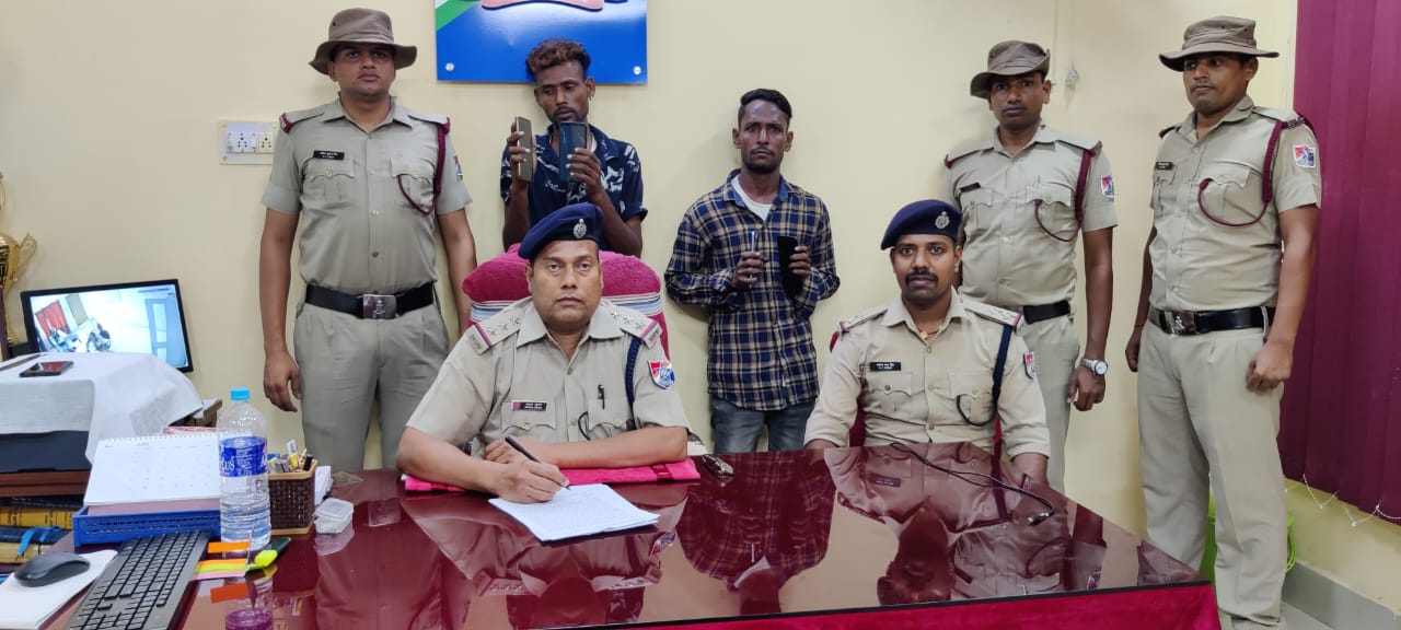 DHANBAD: आरपीएफ ने दो उचक्कों को दबोचा , चोरी के चार मोबाइल किये बरामद 