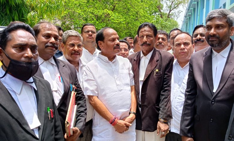 भाजपा कार्यकर्ताओं को फरार कराने के मामले में रघुवर दास को कोर्ट ने दी क्लीन चिट, सभी आरोपी हुए बरी