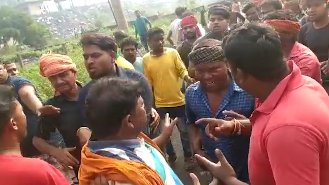 पुलिस की मौजूदगी में जलेश्वर और ढुल्लू के समर्थक फिर आपस में भिडे़, एक जवान सहित 10 घायल