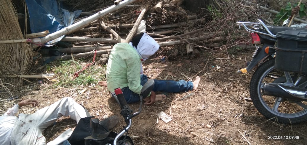 मिनी ट्रक ने एक साथ चार बाइकों में मारी टक्कर, एक की मौ'त, चार घायल