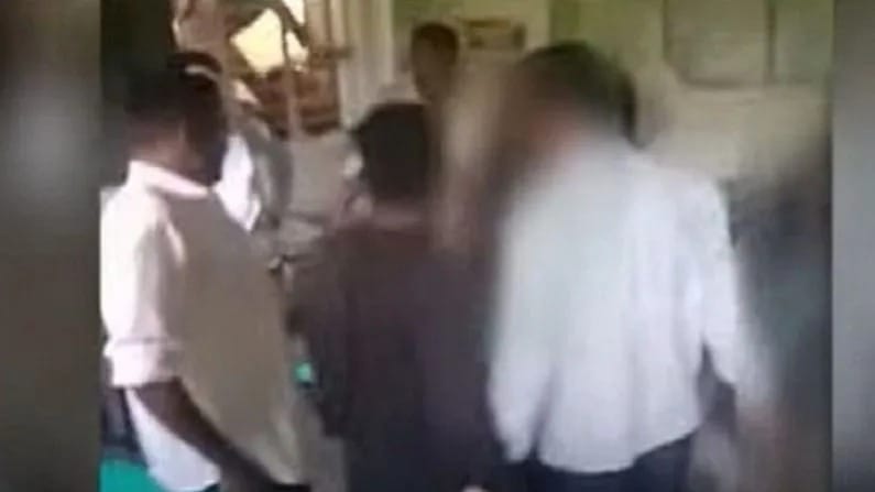 छात्राओं के साथ अश्लील हरकत करते अधेड़ की जमकर की धुनाई, पुलिस को सौंपा