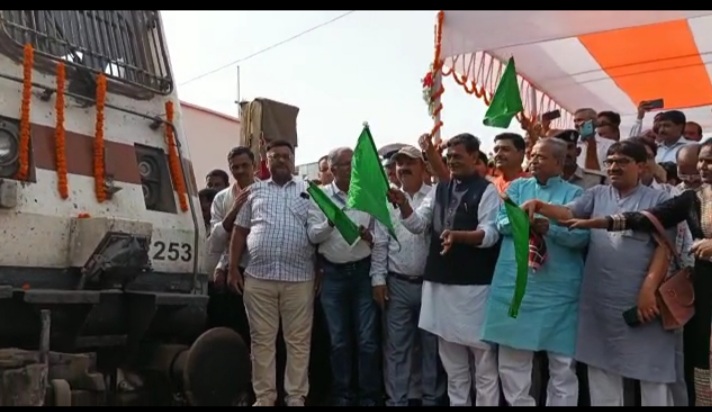 गुड न्यूज : आरा स्टेशन पर विक्रमशिला और अर्चना एक्सप्रेस का ठहराव शुरू, मंत्री ने हरी झंडी दिखा किया रवाना