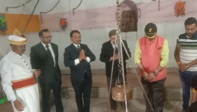 उच्च न्यायालय के न्यायधीश ने टांगीनाथ धाम में की पूजा अर्चना , बोले - धार्मिक पर्यटन स्थल के रूप में होगा विकास