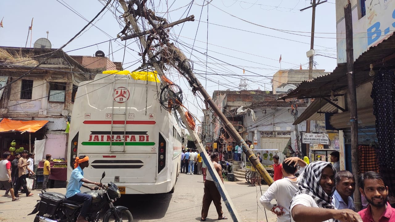 GIRIDIH:  नो एंट्री में घुसी बस ने मारी बिजली के पोल में टक्कर, उसके बाद क्या हुआ- पढ़िये