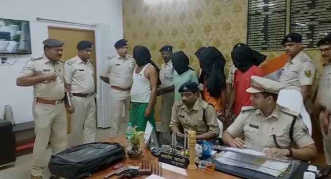 दिनदहाड़े बैंक लूटने के आरोप में चार अपराधी गिरफ्तार, कई हथियार भी बरामद