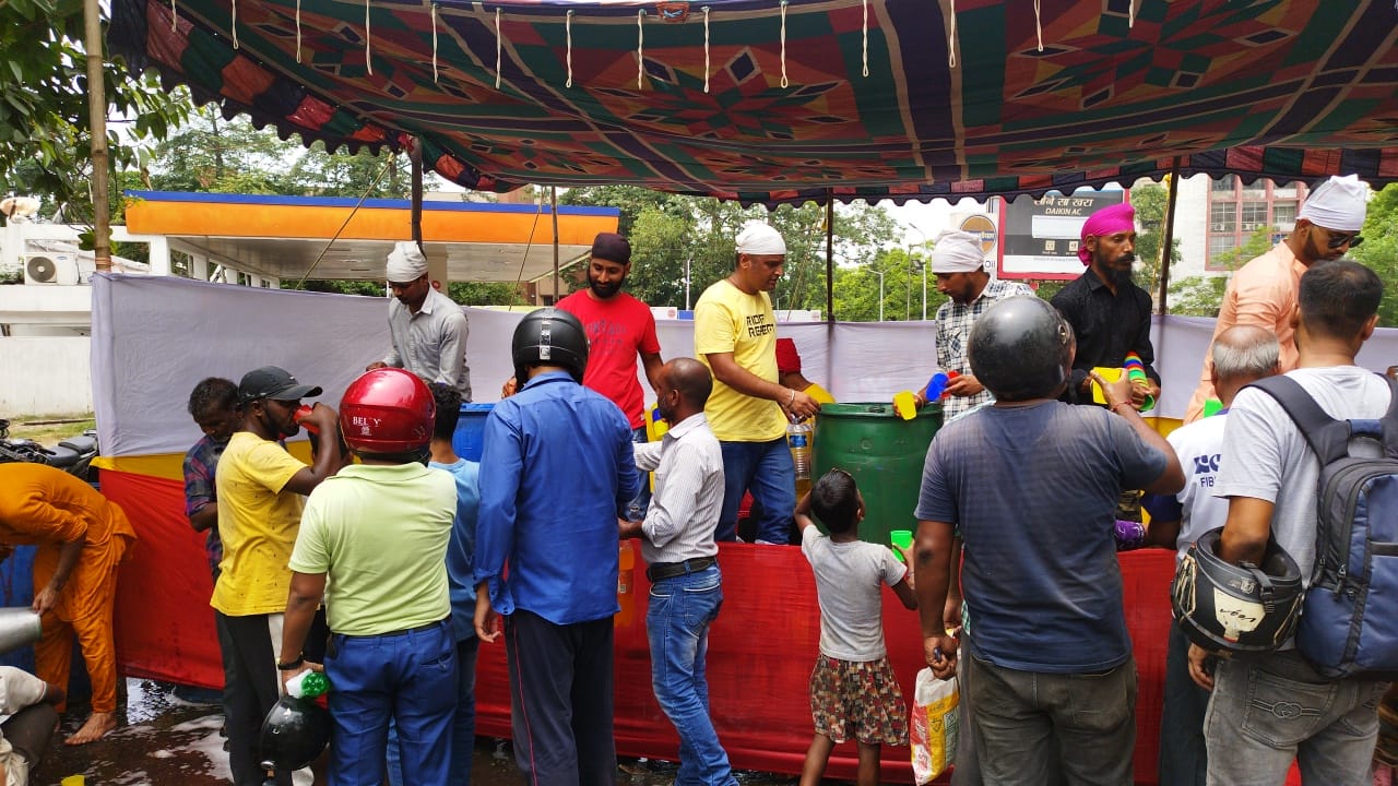 गुरु अर्जुन देव के शहादत दिवस पर छबील लगाकर बांटे चना, हलवा और शर्बत