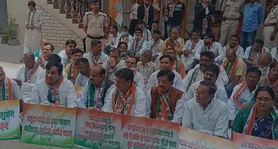 PATNA: कांग्रेस का ED की कार्रवाई के खिलाफ प्रदर्शन, सोनिया और राहुल गांधी को साजिश के तेहत फंसाए जाने का लगाया आरोप