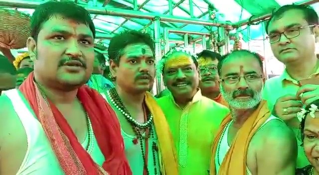 बाबानगरी पहुंचे पूर्व सीएम रघुवर दास, कहा- विनाश की ओर जा रहा झारखंड, जानिए इसके पीछे की वजह