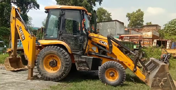 अवैध बालू खनन के खिलाफ पुलिस का छापा ,तस्कर भागने में सफल