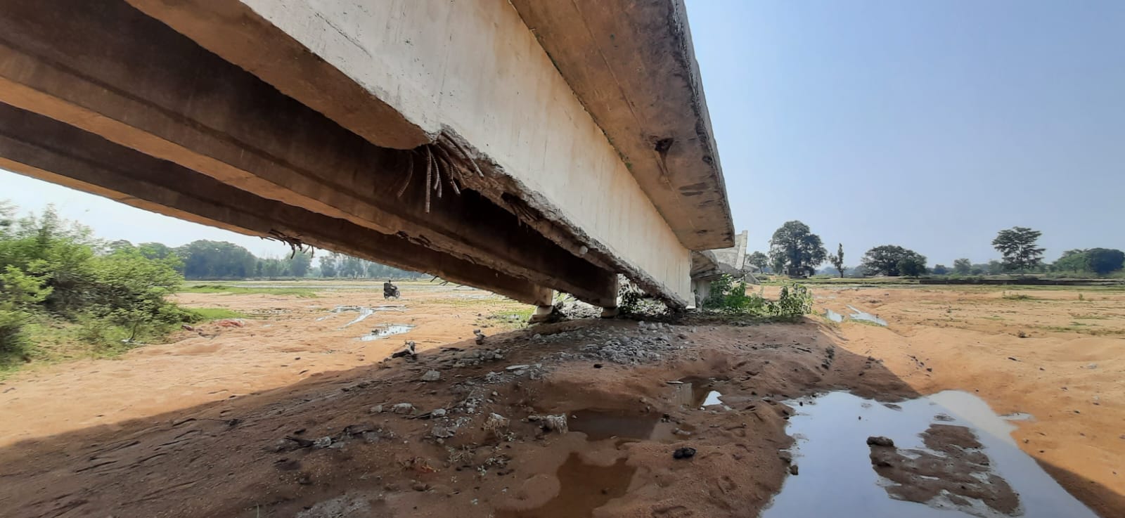 पहले घटिया सामग्री का शिकार होकर क्षतिग्रस्त हुआ पुल, अब चोर छड़ की रोज कर रहे चोरी