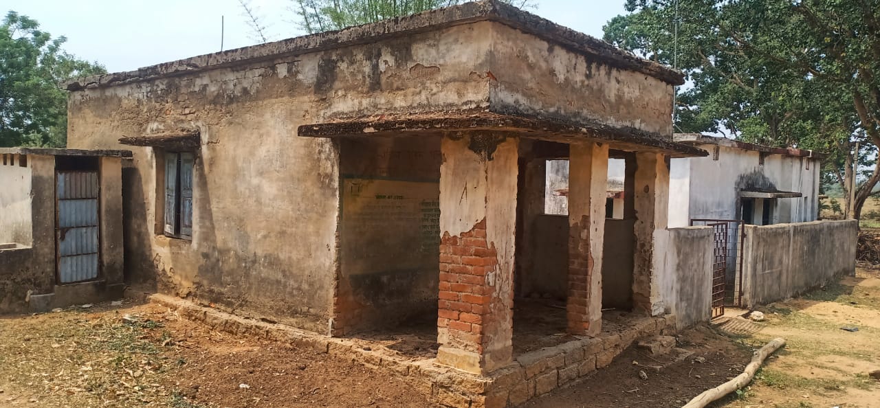 न खिड़की, ना दरवाजा, पेयजल और शौचालय का भी टोटा -गाय का गुहाल बना आंगनबाड़ी 