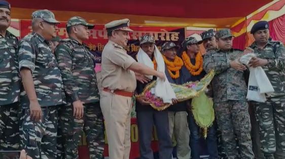 बरसों से फरार चल रहे इनामी नक्सली कमांडर बालेश्वर कोड़ा ने साथियों के साथ किया आत्मसमर्पण