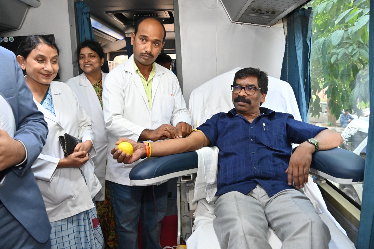 World Blood Donor Day: झारखंड के CM हेमंत सोरेन भी नहीं रहे पीछे, रक्तदान कर किया आह्वान