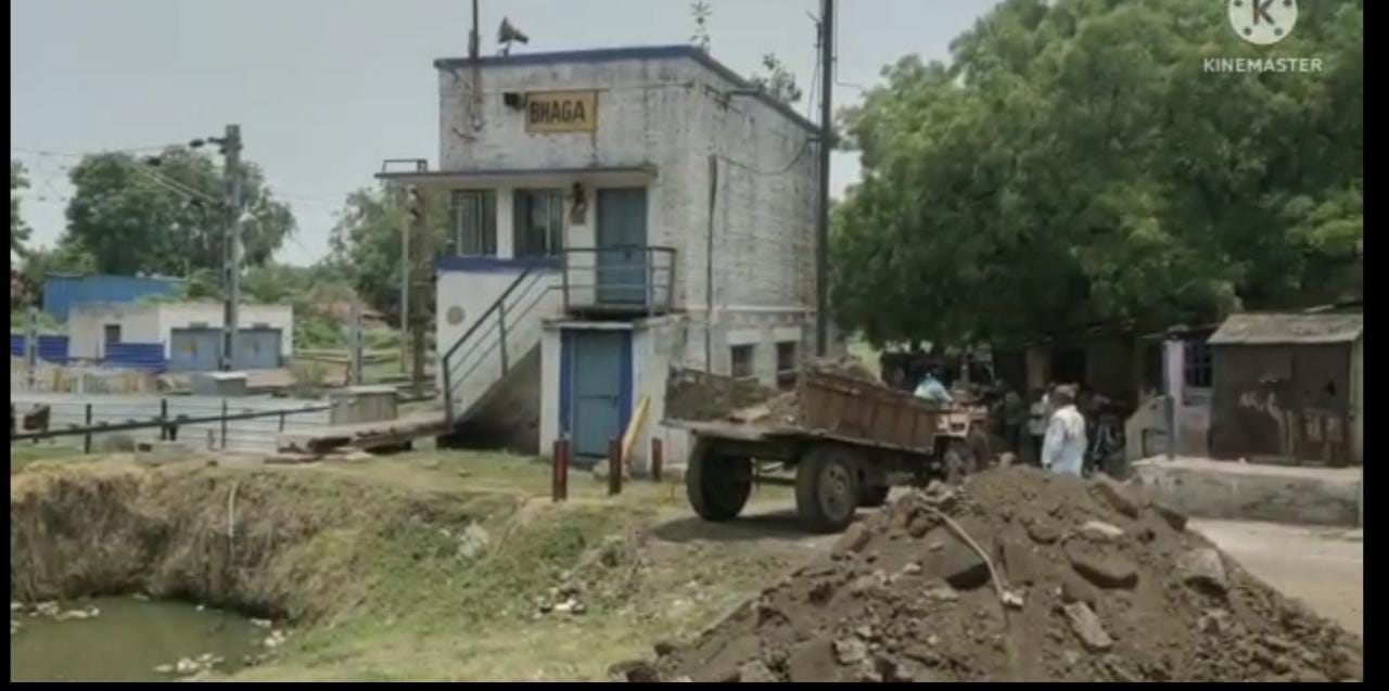 भागा में बंद रेलवे फाटक को खोलने का काम मिट्टी भराई  से हुआ शुरू 