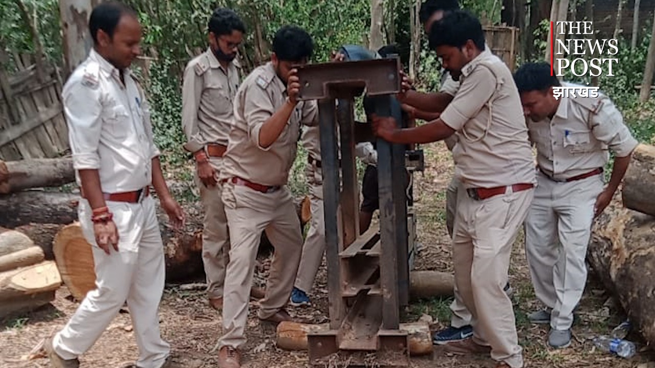 DEOGHAR: अवैध रूप से संचालित चार आरा मिल किया ध्वस्त, लाखों रुपए की लकड़ी भी जब्त