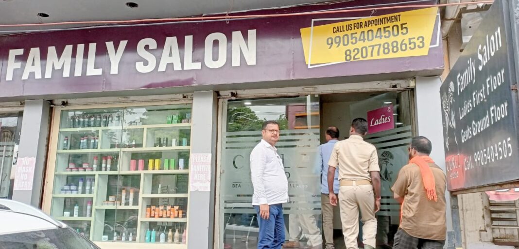 महिला करवाते रही मेकअप, बैग से गायब हो गए 10 लाख के जेवर, जानिए पूरा मामला