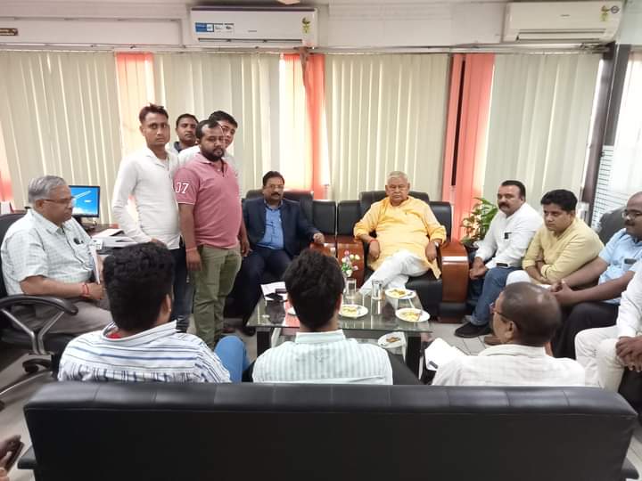 सांसद पहुंचे बीसीसीएल मुख्यालय, कहा -जनता की परेशानियो पर ध्यान दे कंपनी