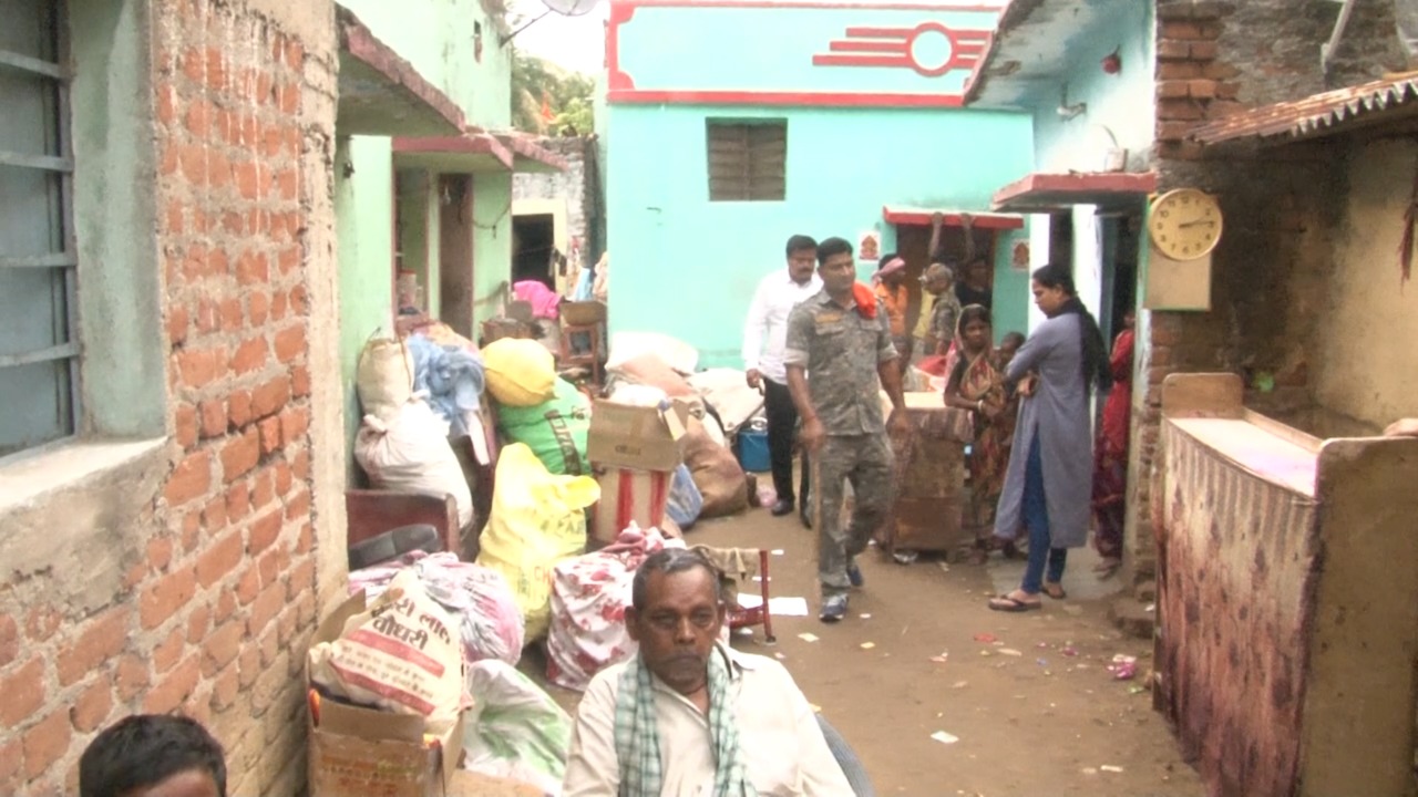 DHANBAD: घरों की चौखट उखाड़ लिए गए, दीवार पर लिखा जा रहा है सील-सील