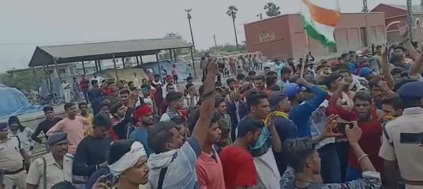 अग्निपथ: सेना में चार वर्षीय बहाली के विरोध का दूसरा दिन, बिहार में नहीं थम रहा बवाल