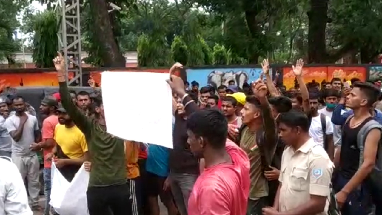 झारखंड के विभिन्न जिलों से रांची पहुंचे सेना के अभ्यर्थी, 'अग्निपथ' के विरुद्ध प्रदर्शन