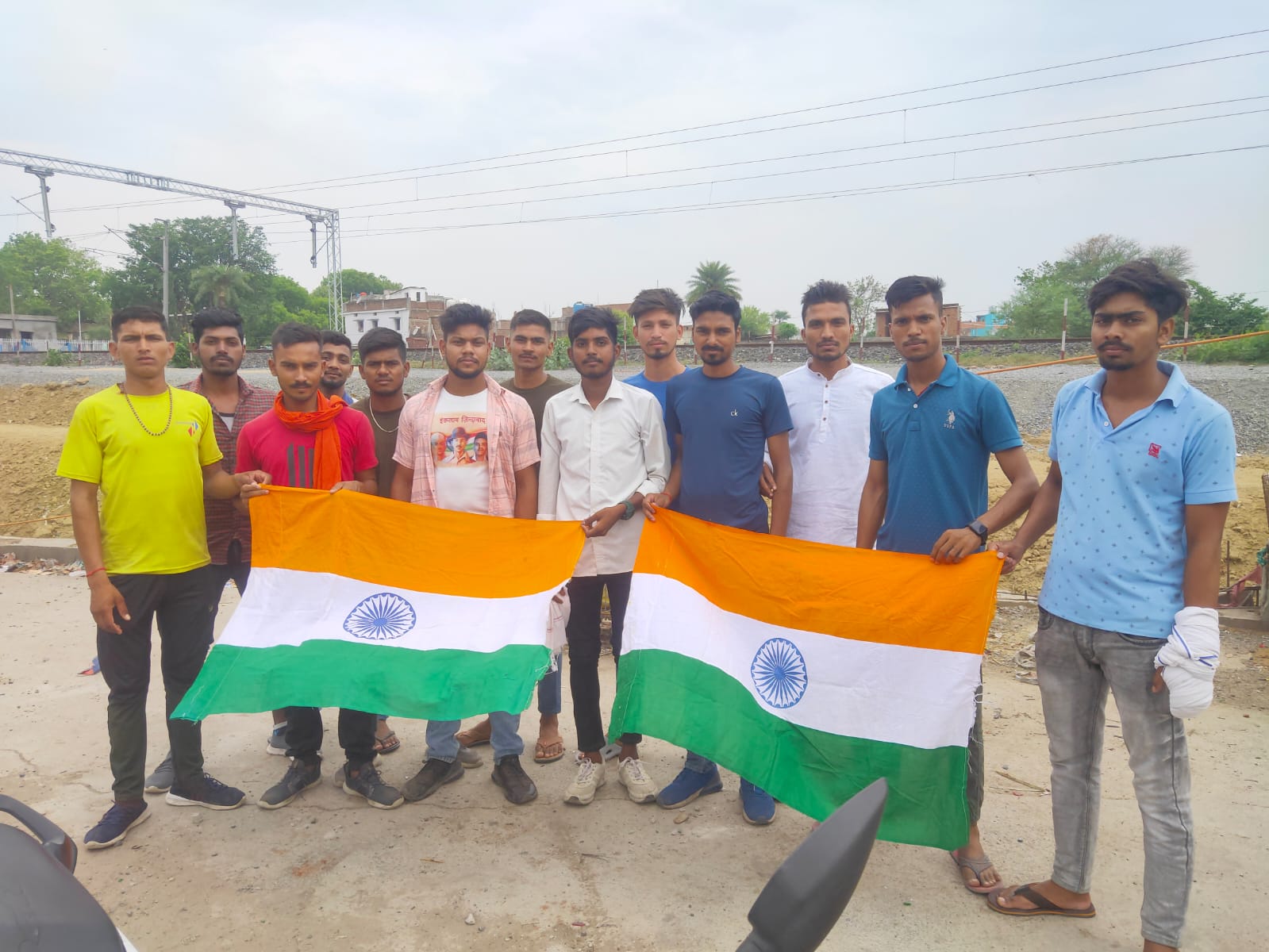 अग्निपथ : पलामू के हैदरनगर में तिरंगे के साथ युवाओं ने शांतिपूर्वक दर्ज कराया अपना विरोध