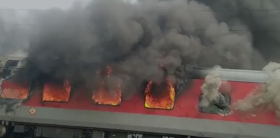 बिहार में तीसरे दिन 'अग्निपथ' का विरोध हुआ और उ'ग्र, प्रदर्शनकारियों ने ट्रेनें फूं'की