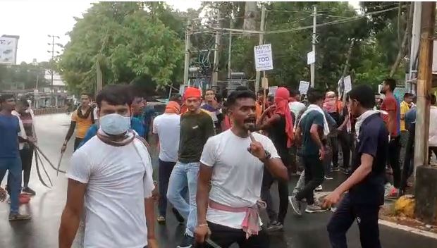 DEOGHAR: अग्निपथ के विरोध में पत्थरबाजी कर रहे युवाओं पर पुलिस ने किया बल प्रयोग, कई ट्रेन रद्द