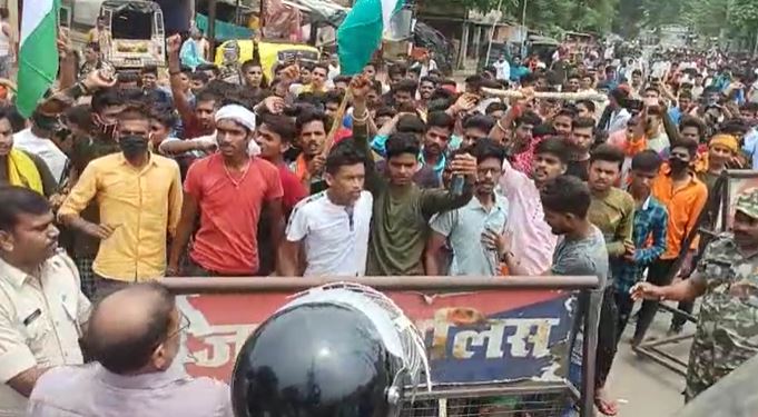 बिहार बंद: जमुई में प्रदर्शनकारियों की रोड़ेबाजी से कई पुलिसकर्मी को लगी चोट