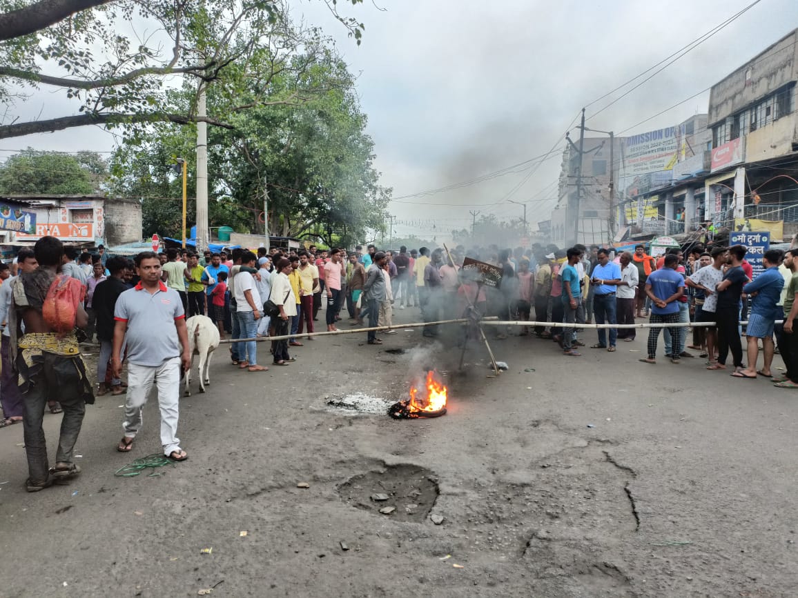 DHANBAD: फुसबंगला में फिर दिखा रफ़्तार का क़हर, विरोध में आक्रोशित लोगों ने जाम कर दी सड़क