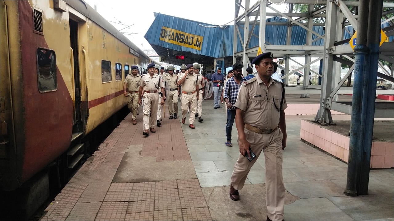 धनबाद रेल स्टेशन पर फ्लैग मार्च, सुरक्षा चौकस 
