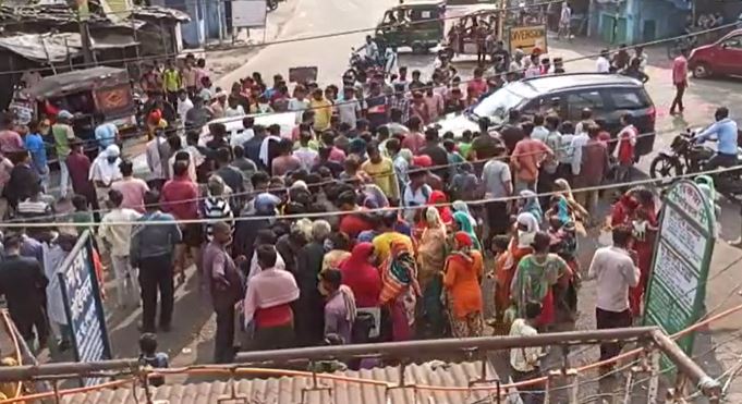 फुसबंगला में हाईवा ने बाइकसवार को कुचला, आक्रोशित लोगो ने किया सड़क जाम