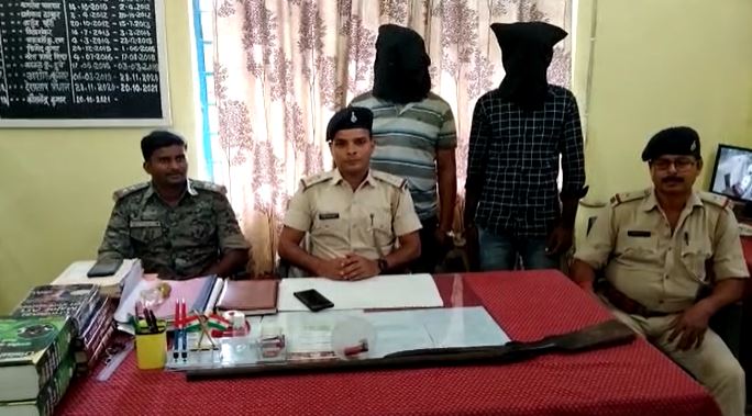 GUMLA: एक देसी बंदूक, दो जिंदा गो'ली के साथ दो आरोपी गिरफ्तार, बोलेरो जब्त