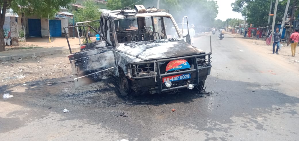 BUXAR:  अग्निपथ का विरोध-  पुलिस वाहन  में लगाई आग, जान बचाने  के लिए जवानों ने की हवाई फायरिंग