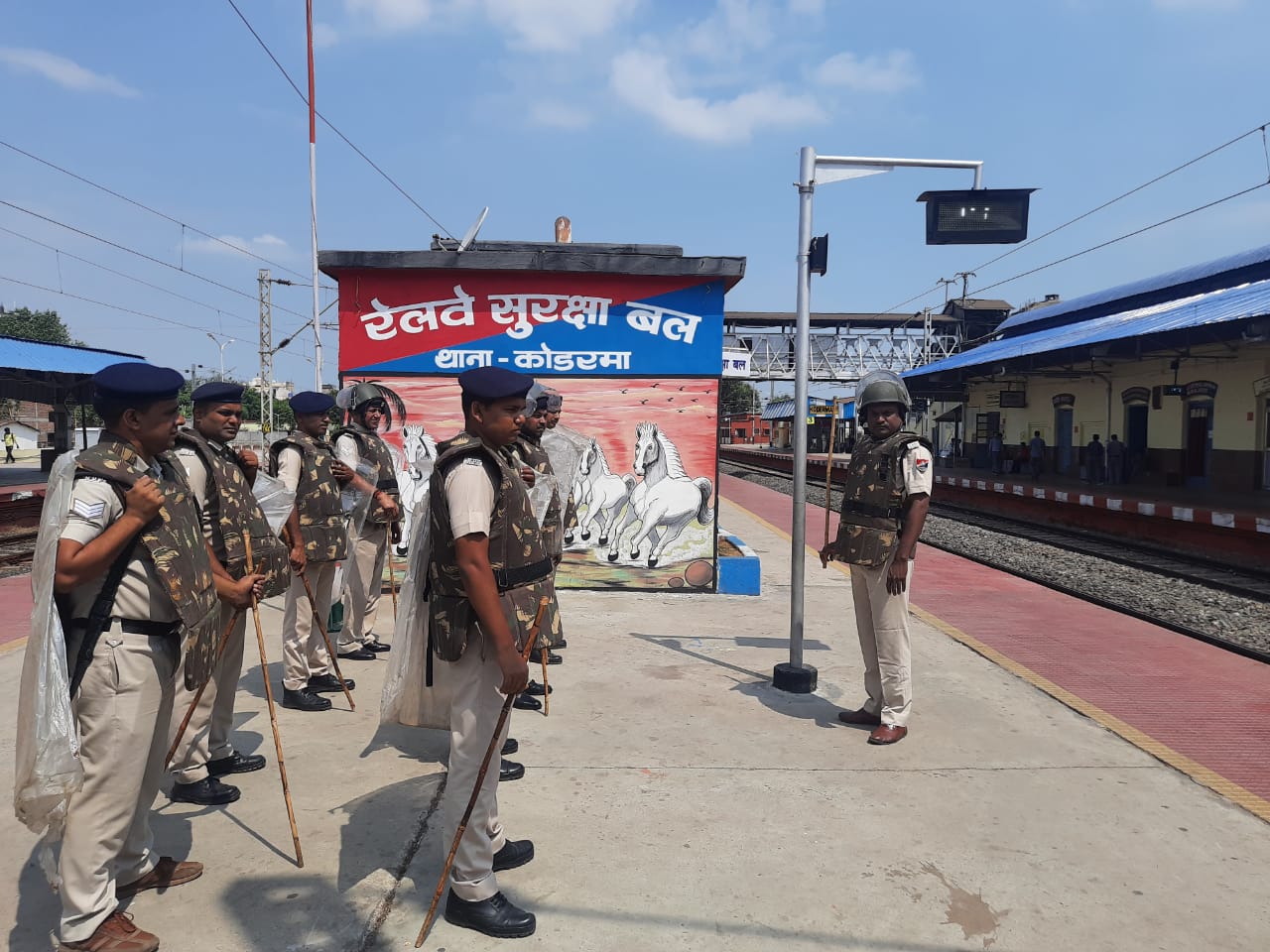 अग्निपथ के विरोध को लेकर कोडरमा स्टेशन पर सुरक्षा के पुख्ता इंतजाम, किया पुलिस बल ने फ्लैग मार्च