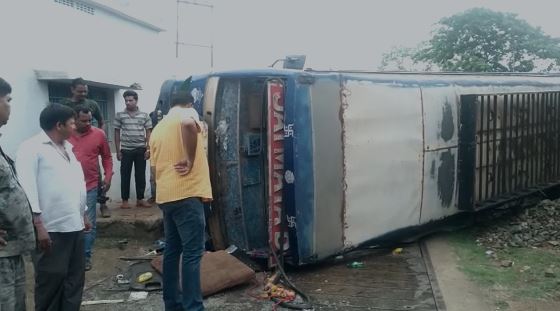 GIRIDIH: अनियंत्रित होकर पलटी  बस, दर्जनों यात्री घायल- कई धनबाद और रांची रेफर
