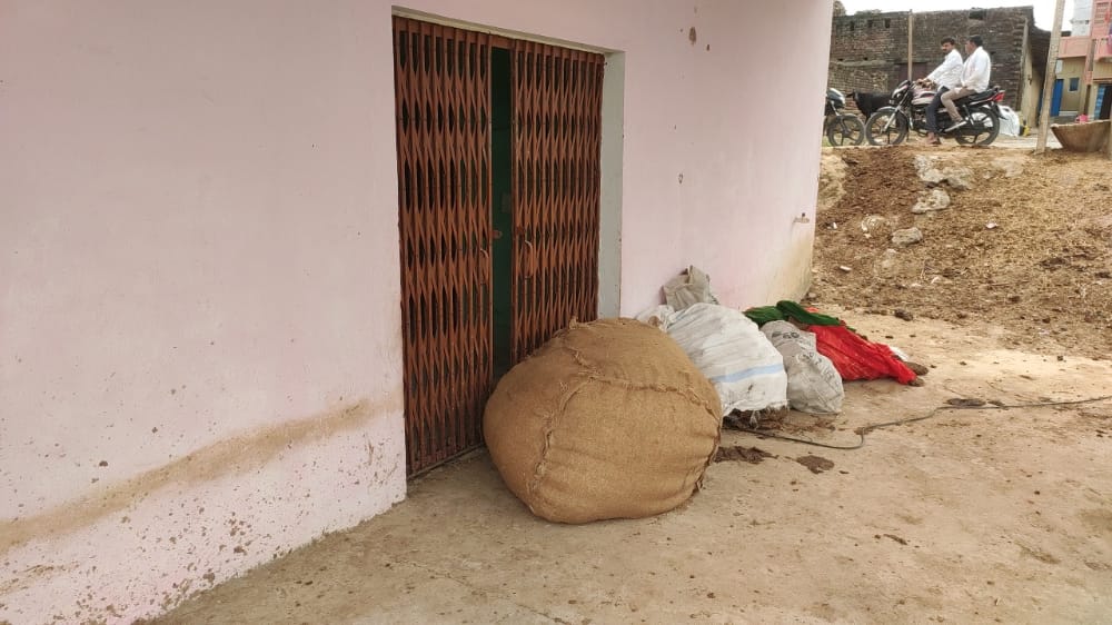 गोबर और गोइठा रखने के काम आ रहा है हुसैनाबाद नगर पंचायत क्षेत्र का सरकारी भवन