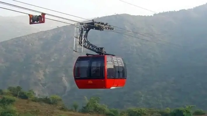 हिमाचल: रोप-वे पर ट्रॉली में फंसे 11 लोगों में से 7 को सुरक्षित निकाल लिया गया, रेस्क्यू जारी