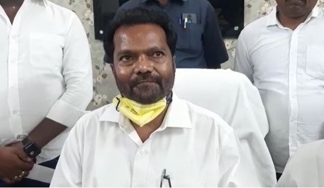 हजारीबाग पहुंचे शिक्षा मत्री जगरनाथ महतो ने अधिकारियाें को लगाई फटकार, कहा- एक माह में सुधर जाएं