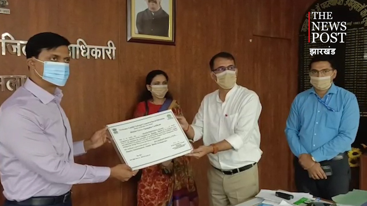 गुमला पॉलिटेक्निक को जिला का ग्रीन चैम्पियन अवार्ड, DC ने नवाज़ा प्रमाण पत्र