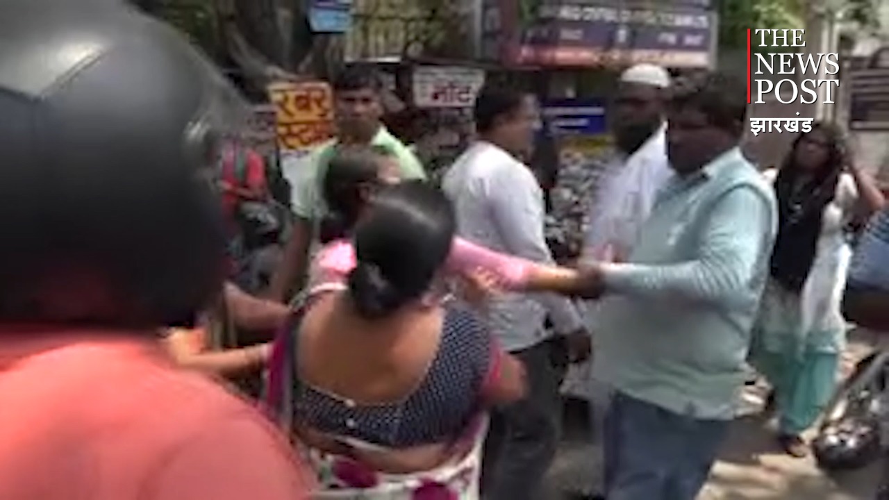 प्रेमी जोड़े की शादी में दीवार बने घर वाले, बीच सड़क जमकर हुआ हंगामा, जानिए मामला