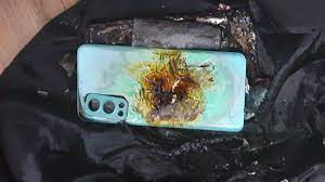 फोन ब्लास्ट की शिकायत करने के बाद Oneplus ने वकील को भेजा लीगल नोटिस, कंपनी की छवि खराब करने का आरोप 