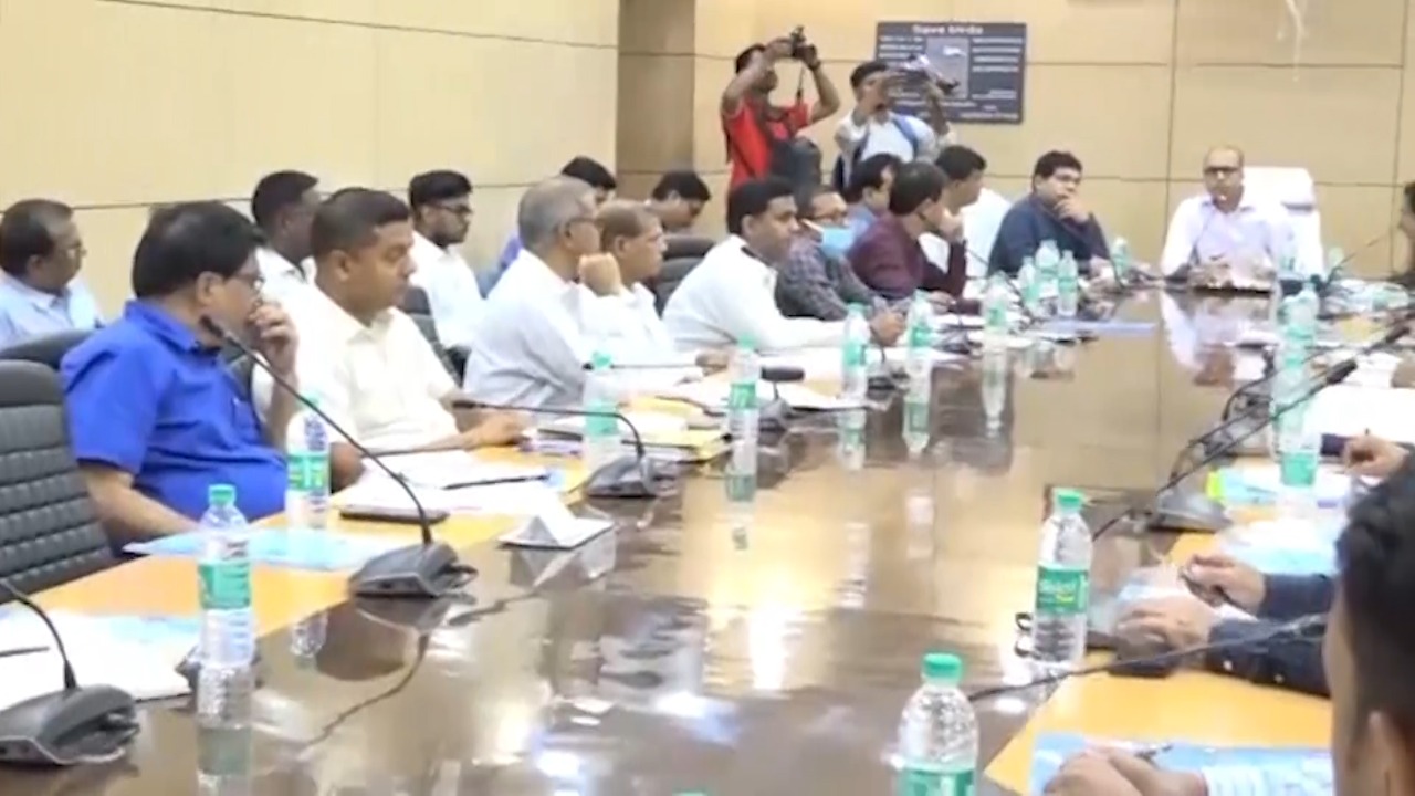 धनबाद शहर में हटेंगे अतिकमण-  जिला सड़क सुरक्षा नई समिति की बैठक में DC संदीप सिंह ने दिया निर्देश