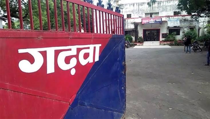 अपराध : भूमि विवाद में चली गोली, गोली मारने आए अपराधियों को ग्रामीणों ने पत्थर से कूच कर मौत के घाट उतारा