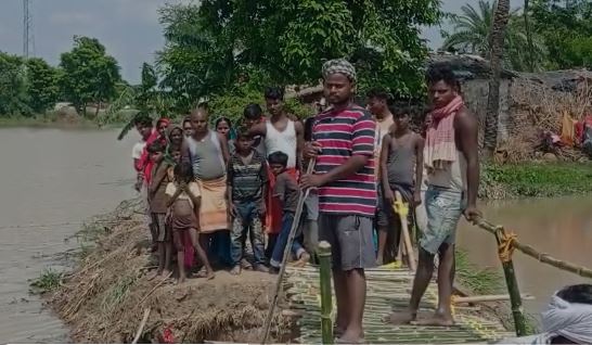 हल्की बारिश में ही टूट गया सुरक्षा बांध, दर्जनों परिवारों का सड़क संपर्क हुआ भंग