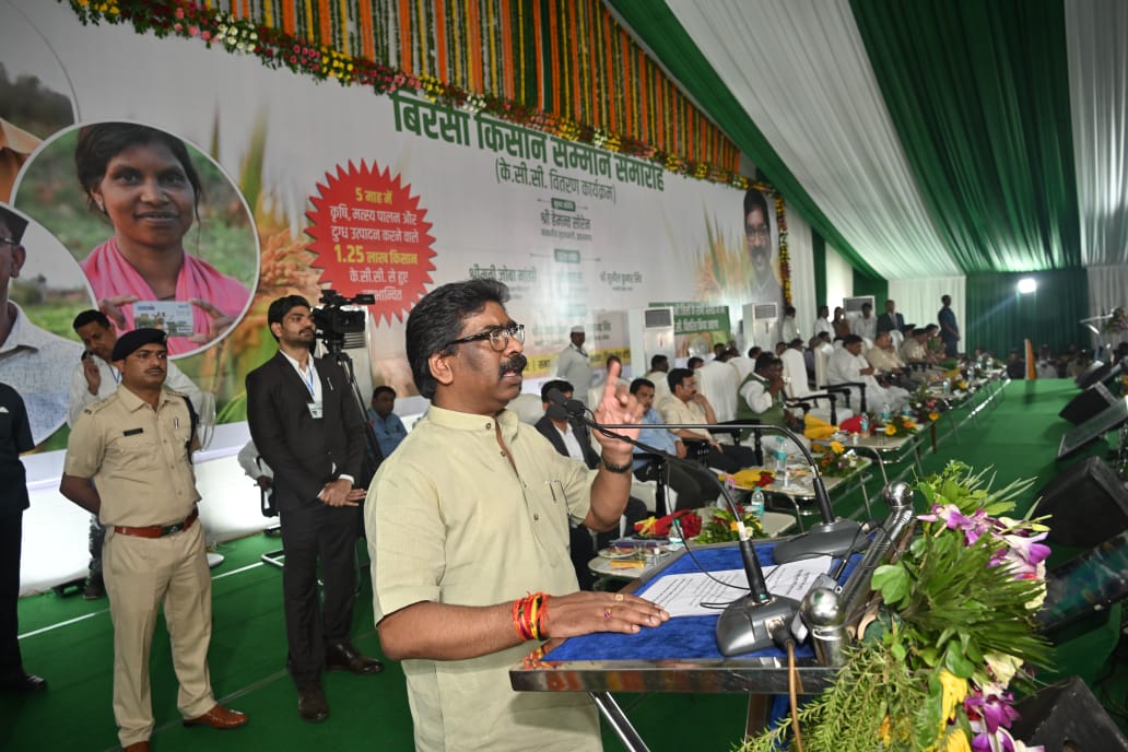 झारखंड के सभी अनुबंध कर्मी नियमित किये जाएंगे, CM हेमंत सोरेन ने लातेहार में की बड़ी घोषणा